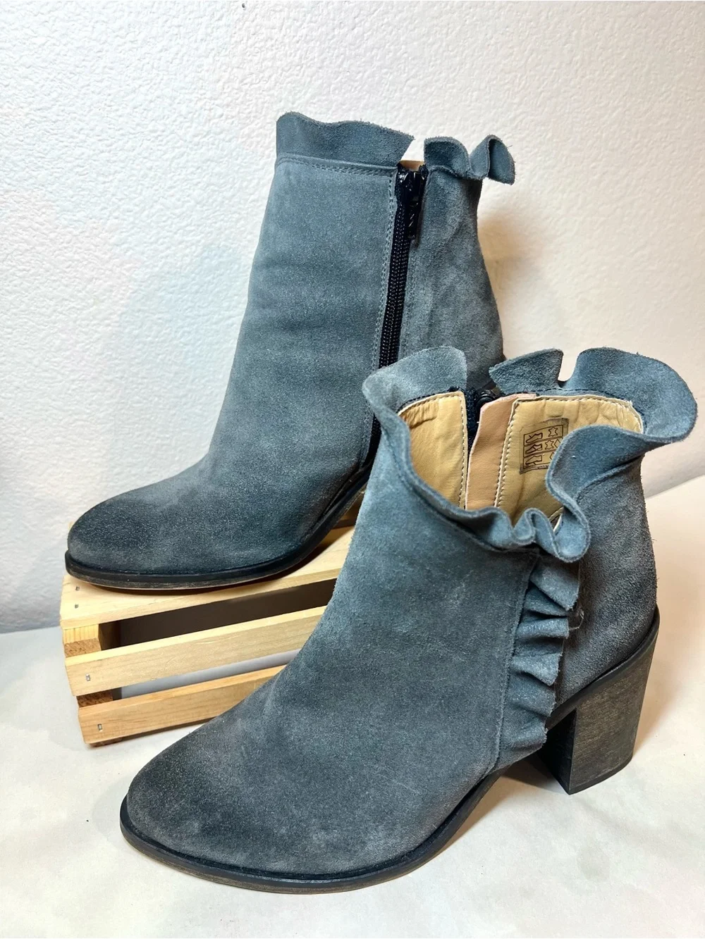 Klub Nico “Bellamy” Women’s Ruffle Ankle Booties Bluish Gray Suede Boots | SZ 6